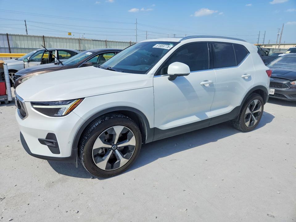 2023 VOLVO XC40