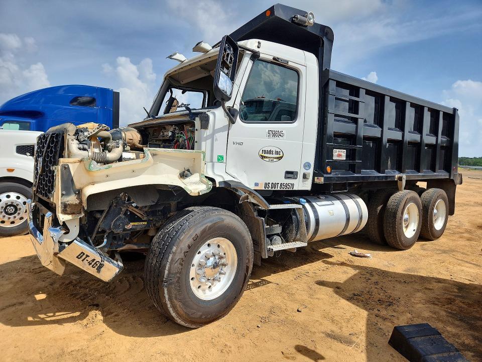 2022 VOLVO VHD