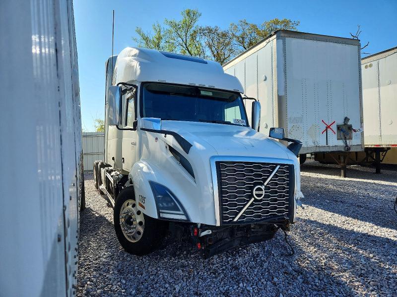 2021 VOLVO VN