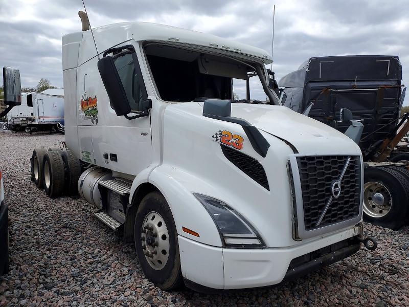 2020 VOLVO VNR